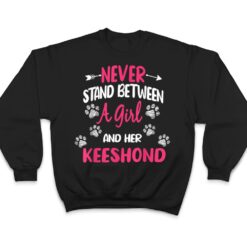 Never Stand Between A Girl And Her Keeshond Dog Lover T Shirt - Dream Art Europa