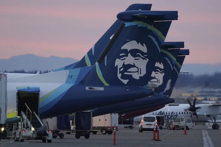  Alaska Airlines Halts Operations of 737 Max 9 Fleet Following Window Blowout Incident on Oregon Flight